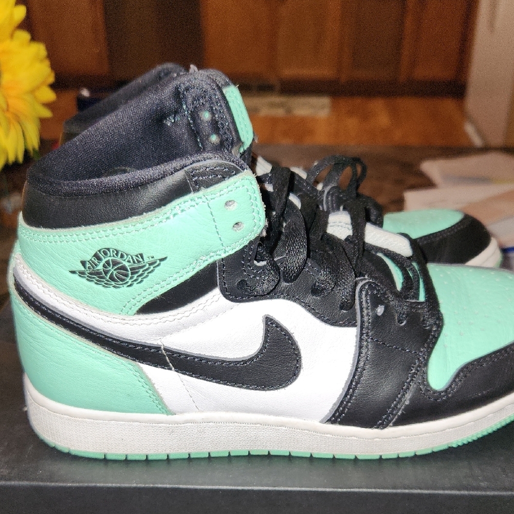 Nike Kids Black and Mint Sneakers